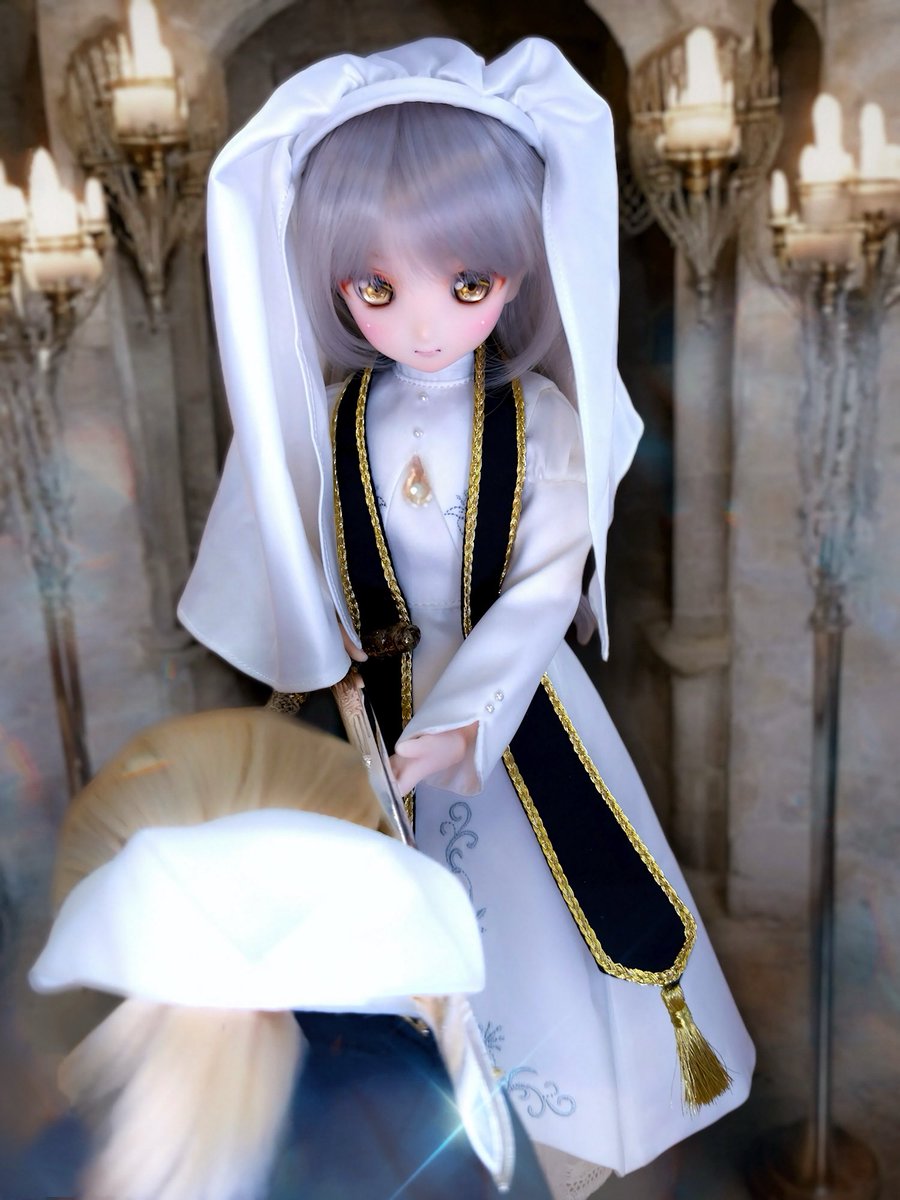 toyou_andforme's tweet image. ＃ガルリト ［秋の皇女］①

『汝にこの剣を授け、神聖親王ベルカ・マイスティングの名において騎士に叙任す。
帝国騎士として生涯この国の人々を守るとヤーン神の御前で誓約せよ』

「この剣にて我が胸に刻み、ヤーンの御名に誓います。主君と人々を守り、正義と慈悲を貫く騎士の道を歩みます」

↓続