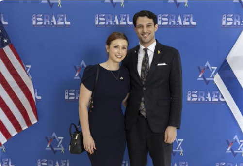 ACOM_es's tweet photo. Estos eran Yaron y Sarah, los dos israelíes empleados de la embajada en USA que han sido asesinados por un terrorista pro palestino.
Pensaban casarse en breve.
Nuestro gobierno, casi todos nuestros medios de comunicación e incluso parte de la oposición se alinean con su asesino.
¡Insoportable!
Bendita sea su memoria.
