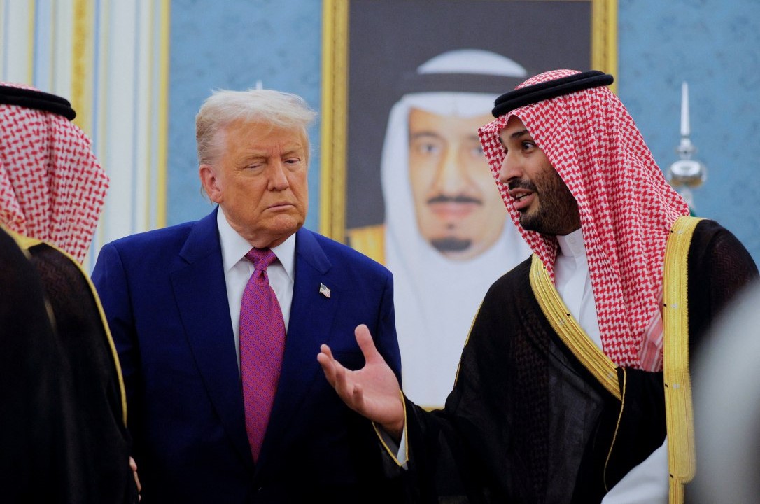 SCJournalOnline's tweet photo. 🗽 #Trump is literally taking control of U.S. foreign policy in the region and pushing back Israel’s attempts to bomb its way to peace.

💬 Read more by Martin Jay

https://t.co/ul2HjJjI7t https://t.co/6jgBS6I4tg