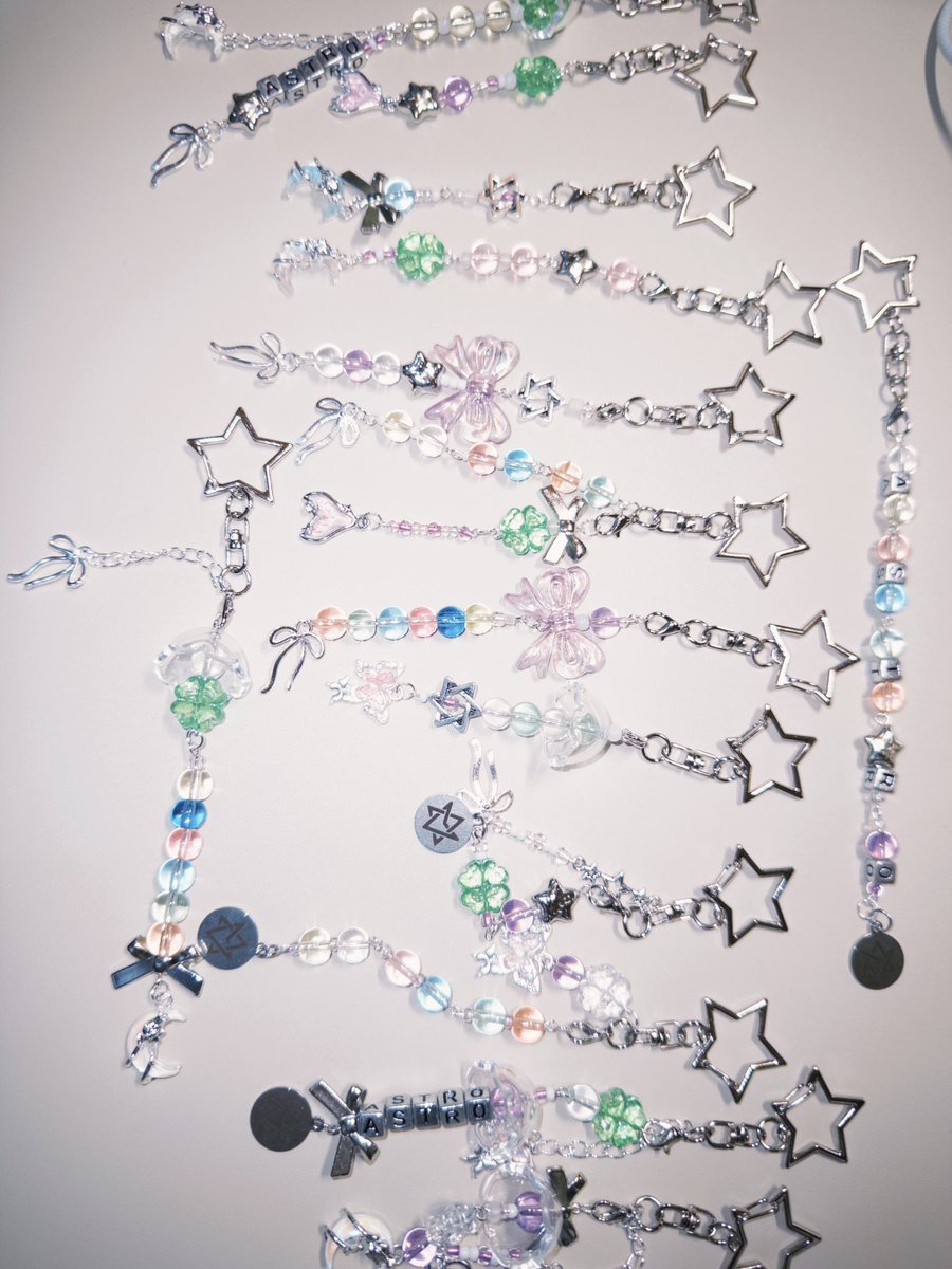 binnaa____'s tweet photo. The 4th ASTROAD [Stargraphy] 나눔공지✨
📍배포 일시/장소: 6/7~6/8 콘서트 현장 (당일에 정확한 위치 공지할게요!)
✨아스트로 비즈 키링
✨문빈&amp;은우 손글씨 키링
🎞️문빈&amp;산하필름
✨ASTRO 로고 키링
✨윤산하 엽서
실시간 위치 안내는 인스타에서 확인해주세요!
📸 Insta: @binnaa____ https://t.co/iJSD3zG5ef