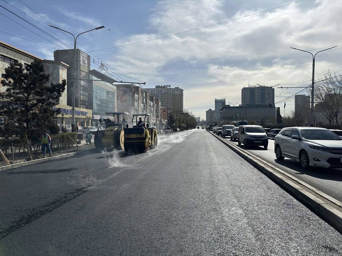 KhNyambaatar's tweet photo. Гранд плазагийн уулзвараас 11 дүгээр сургуулийн уулзвар хүртэлх авто замын урд эгнээг шинэчилж, хөдөлгөөнийг нээлээ. Замын тэмдэг, тэмдэглэгээг залуучууд шөнийн цагаар хөдөлгөөн саарсан хойно хийнэ.

Энэ жил хотынхоо төв замыг засах том ажилтай. Замын ажлуудыг намраас өмнө дуусгахаар шахуу ажиллаж байна. Та бүхэн маань ажил хийж байгаа залуучуудыг ойлгож, хөдөлгөөнд болгоомжтой оролцоорой.