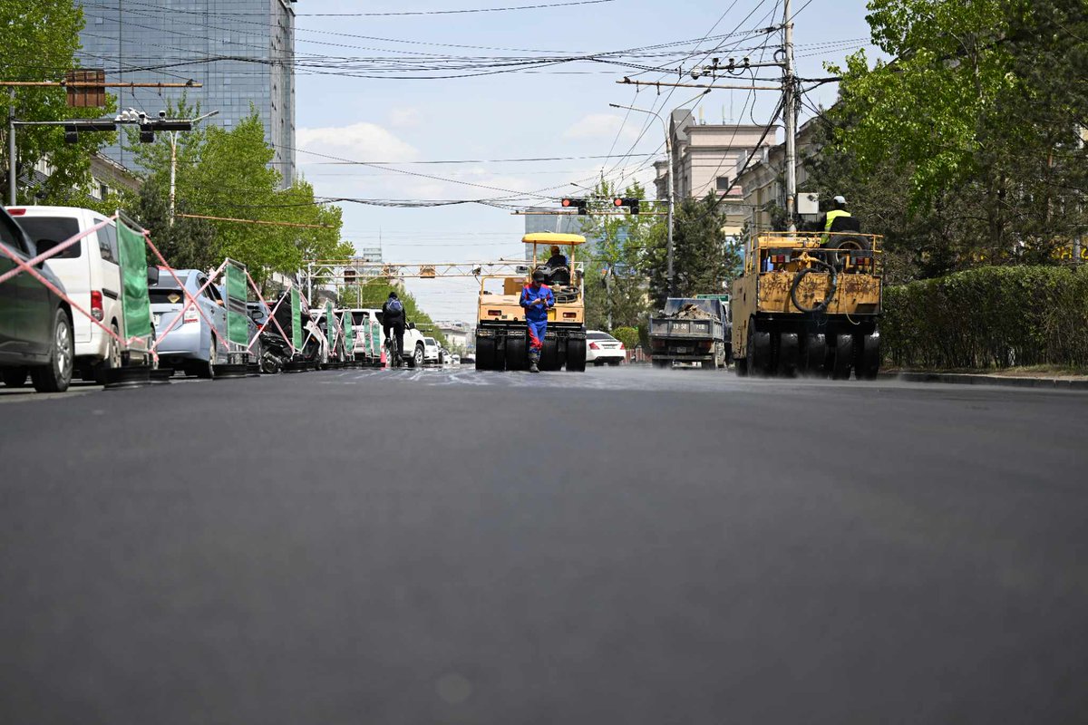 Гранд плазагийн уулзвараас 11 дүгээр сургуулийн уулзвар хүртэлх авто замын урд эгнээг шинэчилж, хөдөлгөөнийг нээлээ. Замын тэмдэг, тэмдэглэгээг залуучууд шөнийн цагаар хөдөлгөөн саарсан хойно хийнэ.

Энэ жил хотынхоо төв замыг засах том ажилтай. Замын ажлуудыг намраас өмнө