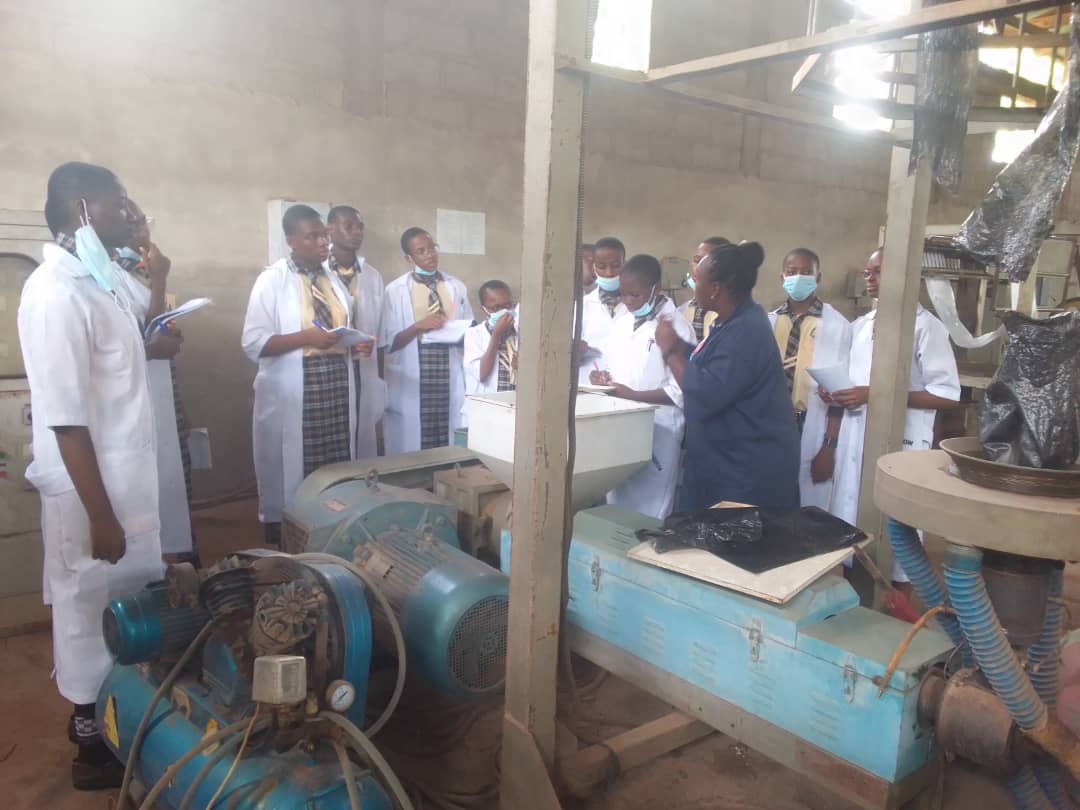 OfficialSEDIE's tweet photo. May 21, 2025, students from Mater Cameli College Akpoga Nike visited SEDI Enugu on an educational excursion.They toured over 40 workshops, seeing real-life applications of what they learn in school. Visit aimed to inspire creativity, deepen understanding through hands-on learning https://t.co/j2RNWb8pvg