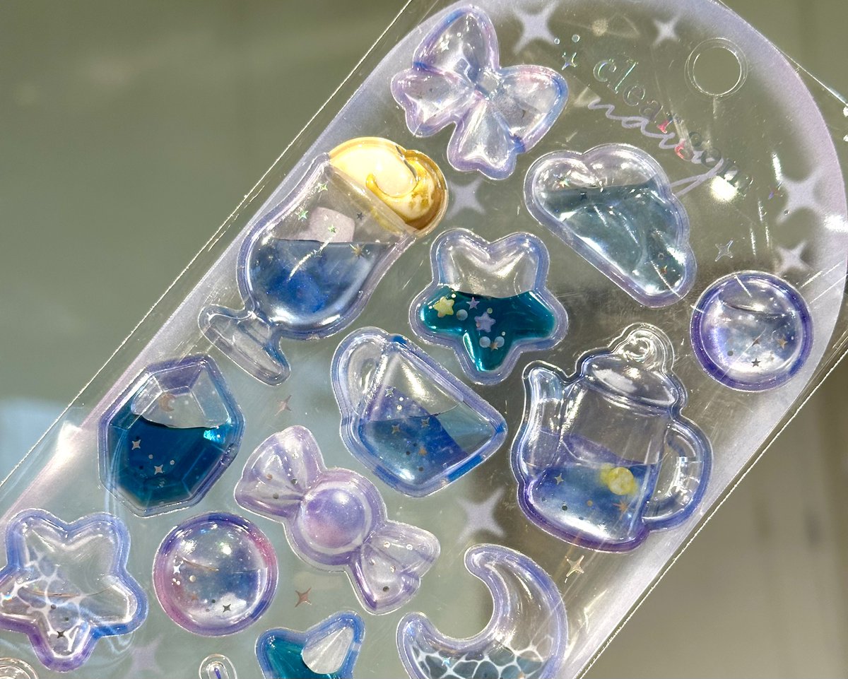 透明なぷっくりしたシールの中にラメの入ったカラーウォーターを