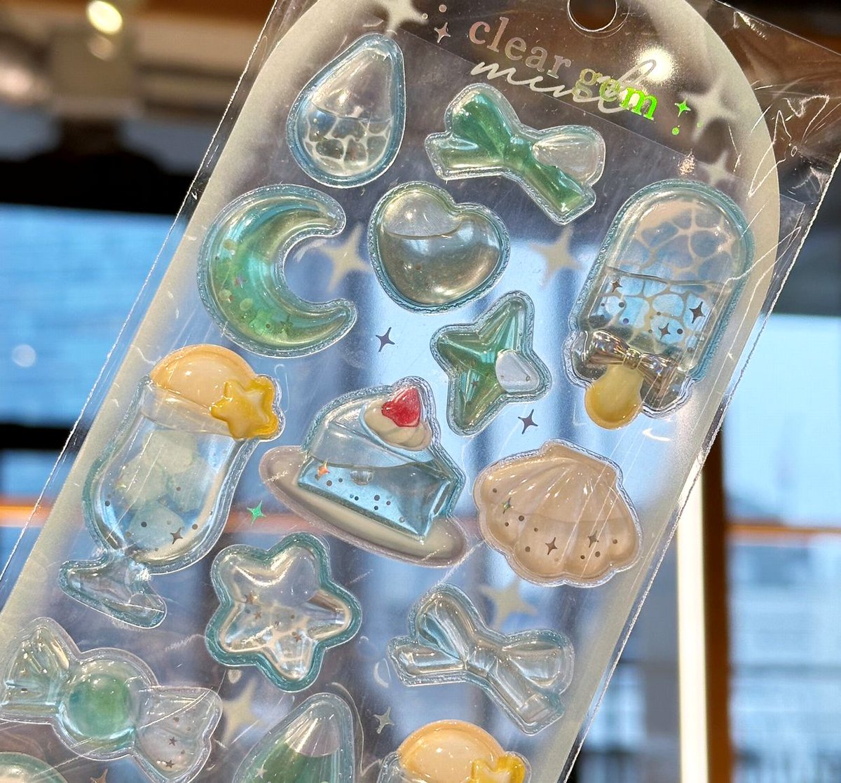 透明なぷっくりしたシールの中にラメの入ったカラーウォーターを