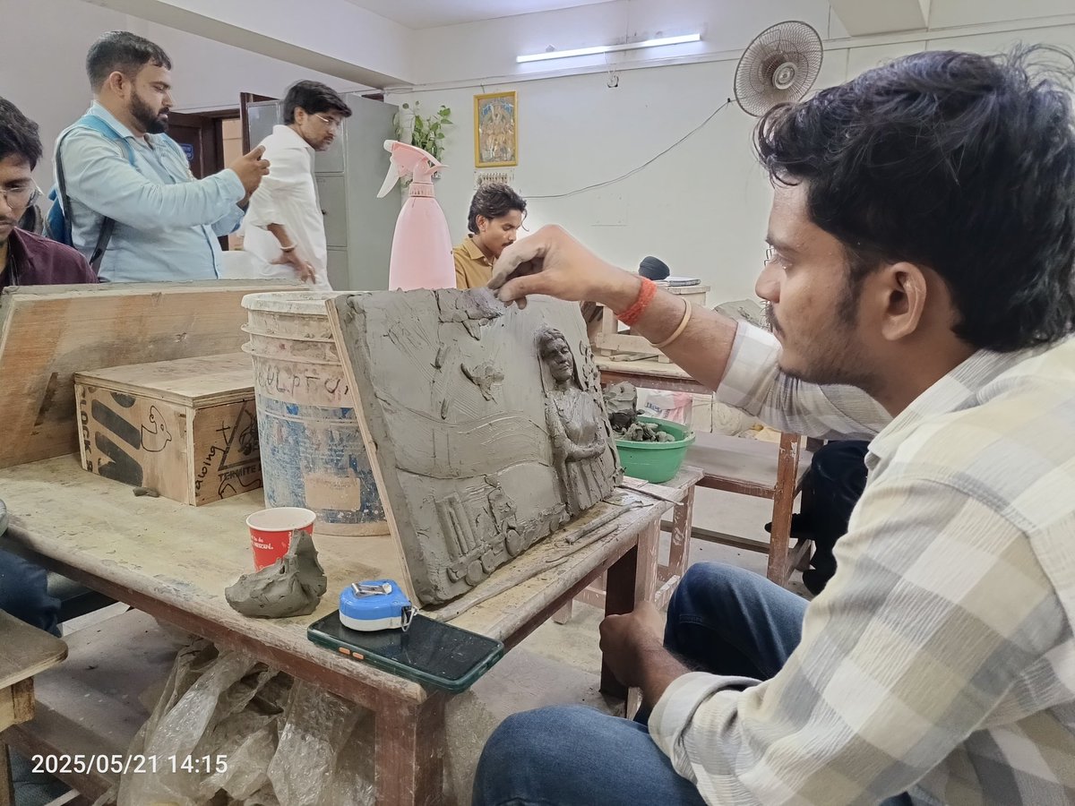 Lalit Kala Akademi (@lalitkalalka) on Twitter photo ललित कला अकादेमी, क्षेत्रीय केन्द्र लखनऊ द्वारा आयोजित देश की सेनाओं के अदम्य साहस व वीरता को समर्पित "शौर्य कला शिविर" में युवा मूर्तिकारों ने देश के शौर्य को सृजित किया। 
#EkDeshEkDhadkan #OneNationOneHeartbeat
#LalitKalaAkademi #ShauryaArtCamp #JaiHind #ArtForNation ललित कला अकादेमी, क्षेत्रीय केन्द्र लखनऊ द्वारा आयोजित देश की सेनाओं के अदम्य साहस व वीरता को समर्पित "शौर्य कला शिविर" में युवा मूर्तिकारों ने देश के शौर्य को सृजित किया। 
#EkDeshEkDhadkan #OneNationOneHeartbeat
#LalitKalaAkademi #ShauryaArtCamp #JaiHind #ArtForNation