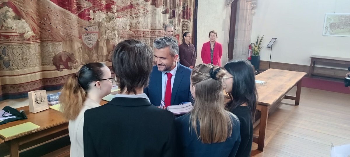 Académie d'Orléans-Tours (@ac_orleanstours) on Twitter photo Ce matin à Bourges (18), le recteur <a href="/PhiAgresti/">Jean-Philippe Agresti</a> a remis les prix du Concours de plaidoirie organisé par la <a href="/dsden18/">DSDEN du Cher - Académie d'Orléans-Tours</a>, le CDAD, le Barreau et le CMN.
Félicitations aux 27 lauréats pour leur engagement et leur talent d’orateur ! 🗣️👏 Ce matin à Bourges (18), le recteur <a href="/PhiAgresti/">Jean-Philippe Agresti</a> a remis les prix du Concours de plaidoirie organisé par la <a href="/dsden18/">DSDEN du Cher - Académie d'Orléans-Tours</a>, le CDAD, le Barreau et le CMN.
Félicitations aux 27 lauréats pour leur engagement et leur talent d’orateur ! 🗣️👏