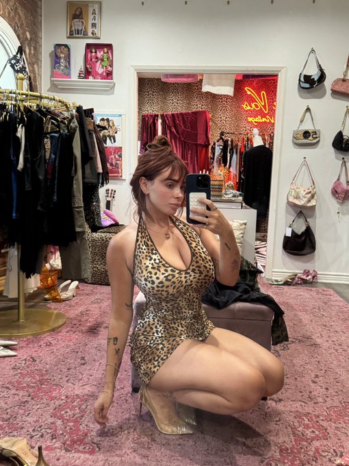 1 pic. Dress up https://t.co/OAtSTmLYNT