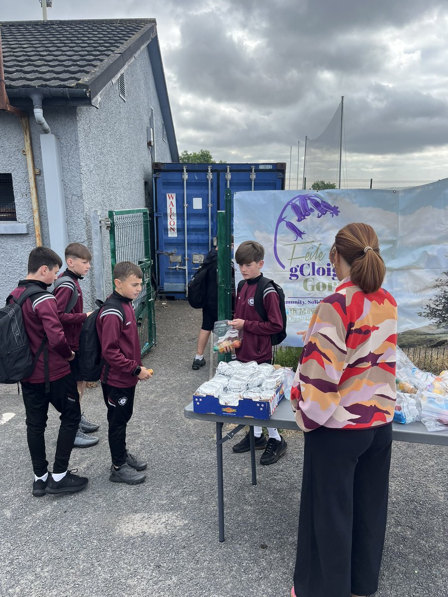Bricfeasta Saor ‘s Gaelach | Black Panther Free Breakfast Programme✊🏽🤩🥙

Hundreds of breakfasts given out today in solidarity with the local Turflodge community as part of the Féile 

#FNGG25
#Pobal #Dlúthpháirtíocht #Folláine
#Community #Solidarity #Wellbeing