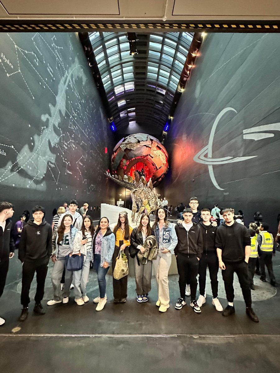 🇬🇧 Lise Öğrencilerimizle Londra’da Dolu Dolu Bir Hafta! 🎒✈️
Lise öğrencilerimizle gerçekleştirdiğimiz Londra gezisi, hem kültürel hem de eğitici bir deneyimle dolu dolu geçiyor