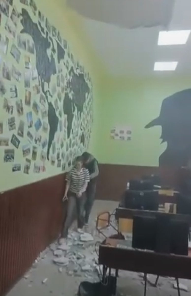 Pao je plafon u bečejskoj gimnaziji.
Jednoj devojcici na leđa, drugoj na ruku. 
Ljuuuudi