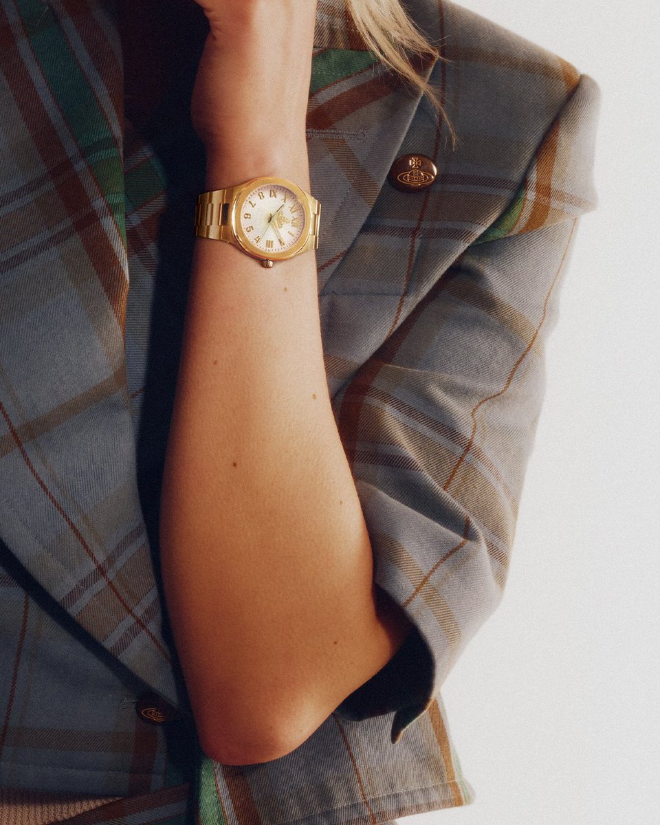 westwood_japan's tweet image. 2025年のウォッチコレクションは、スイスのラグジュアリーなタンクデザイン、現代的なロンドンの建築、あるいは再解釈されたハウスのモチーフにインスパイアされた、タイムレスなスタイルで展開。
#VWSS25 #VivienneWestwoodWatches #TimeMachine