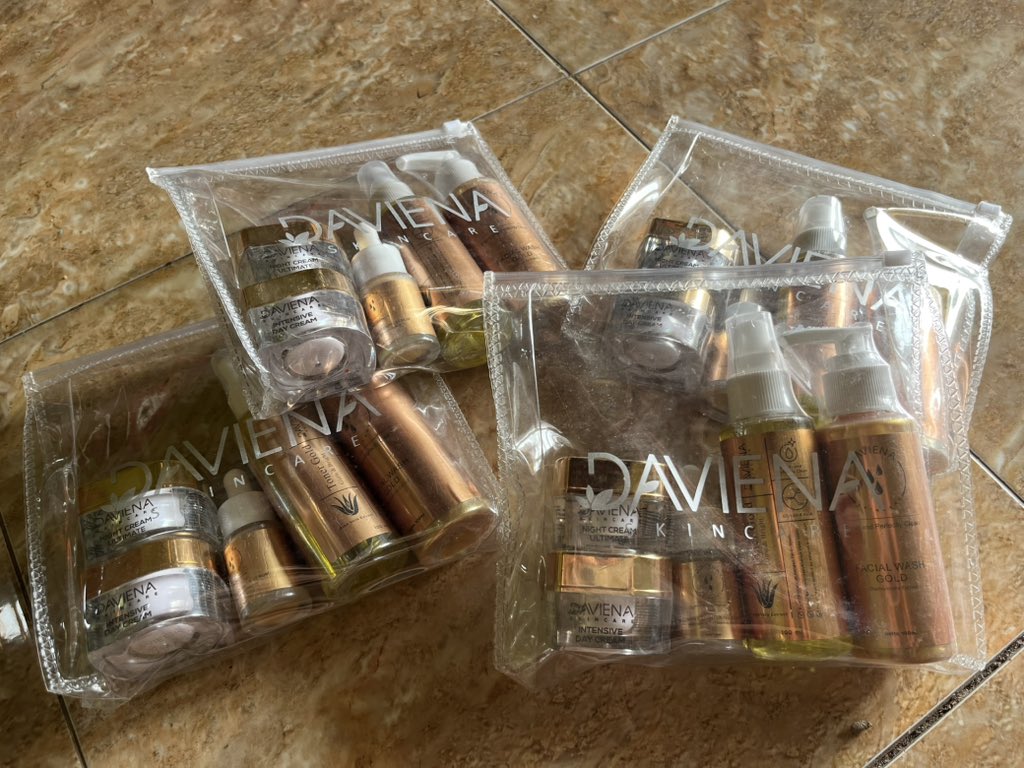 Secretsemoene's tweet photo. @jaesxzyn Daviena gold series, paket lengkap original masih tersegel aku jual 270k aja bes on shopee ya https://t.co/RSmZBpQfPx