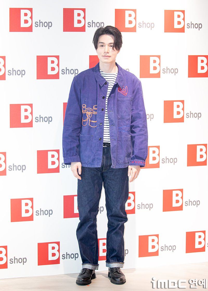 [포토] 이동욱, 훈훈 볼하트 
#이동욱 #LeeDongWook #비샵 
#Bshop #포토월_250522 [iMBC연예]

배우 이동욱이 22일 오후 서울 이태원 한남동에 위치한 한 플래그십 스토어에서 열린 셀렉트샵 모던 헤리티지 브랜드 행사에 참석해 포즈를 취하고 있다.

⬇️고화질 Click Plz⬇️
enews.imbc.com/M/Detail/462095