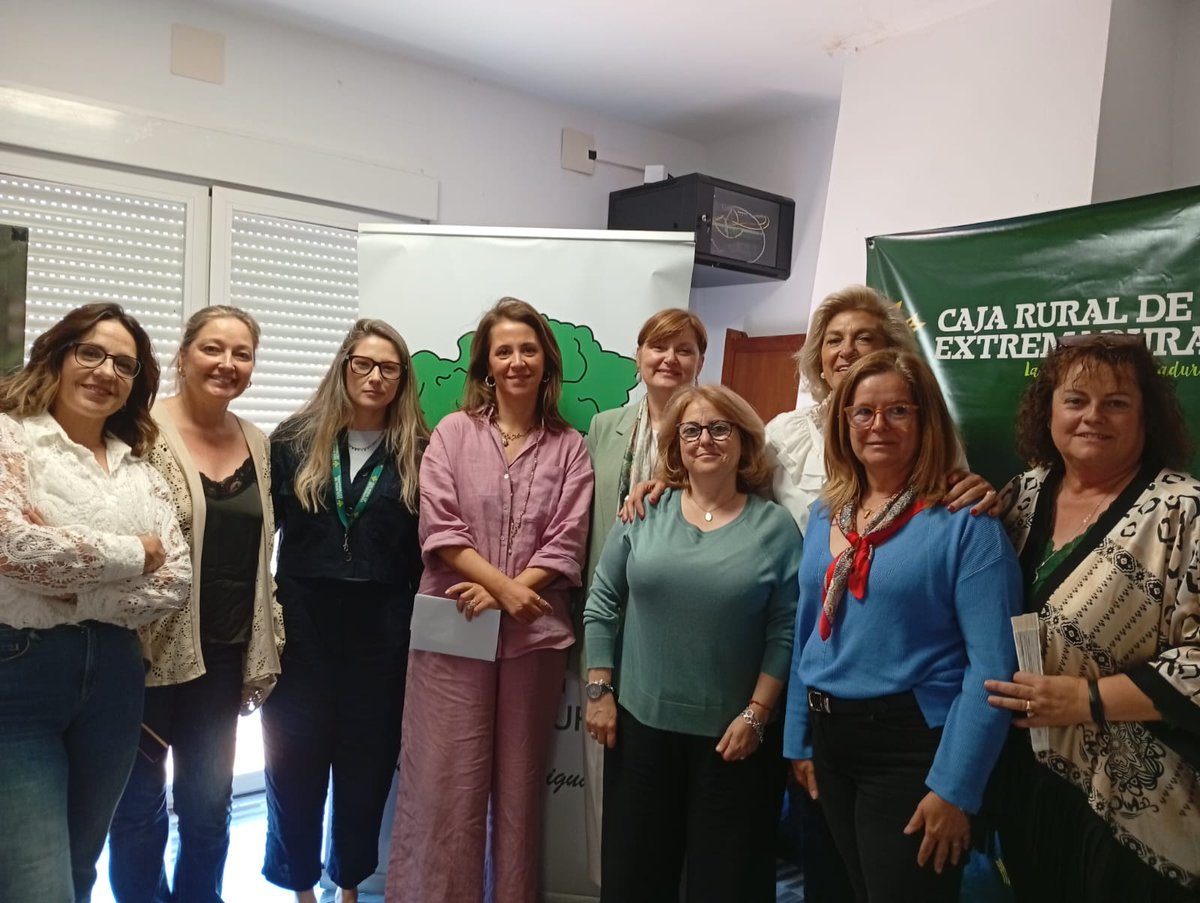 agriculturaEXT's tweet photo. 🟢@Junta_Ex defiende una incorporación más plena de las mujeres al sector agrario
La DG de Desarrollo Rural, Mª Ángeles Muriel ha clusurado la jornada 'El papel de la mujer rural en el desarrollo de sus pueblos', organizadas por #AFAMMER y @fexamur2024
🔗https://t.co/OnayPC1MHE https://t.co/oNePfbspbW