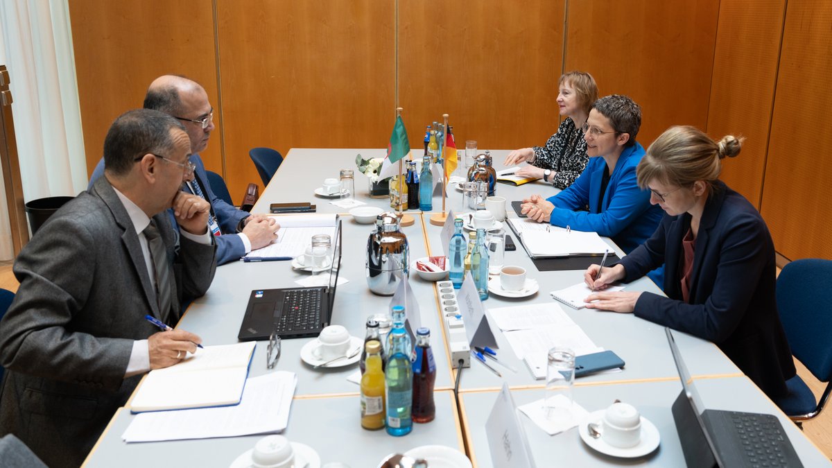 BMV's tweet image. 💡 Das #ITF25 ist eine zwischenstaatliche Organisation mit 69 Mitgliedsländern. Es fungiert als internationale Denkfabrik für #Verkehrspolitik &amp;amp; findet seit 17 Jahren jährlich in Leipzig statt. Mit dabei ist neben Verkehrsminister @PSchnieder auch Staatssekretärin Claudia Stutz.