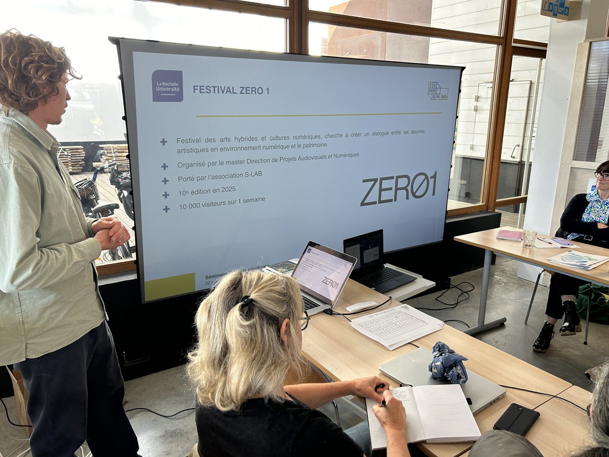 arts_edu_num's tweet photo. 📍 Séminaire #IAN #ArtsPlastiques #CommonLab #LaRochelle
✅ Présentation du parcours #Arts & #Sciences par Arthur Hunault en partenariat avec le @festivalzero1
👉https://t.co/2xnnuWs9kz https://t.co/AuglILaQIl