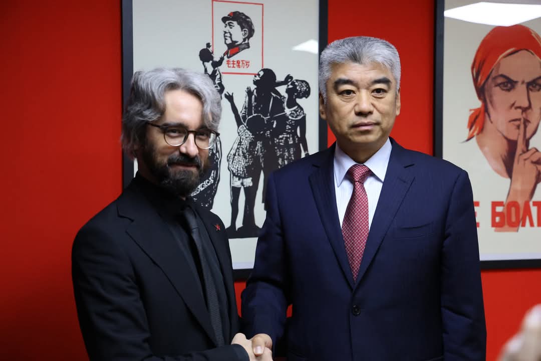 ИСТОРИСКА СРЕДБА НА КОМУНИСТИЧКАТА ПАРТИЈА НА КИНА СО ЛЕВИЦА ВО СКОПЈЕ

🇲🇰🇨🇳Во духот на меѓународна солидарност и заедничките идеали, висока делегација на Централниот Комитет на Комунистичката партија на Кина (КПК), предводена од заменик-министерот за надворешни работи Чен Џоу,