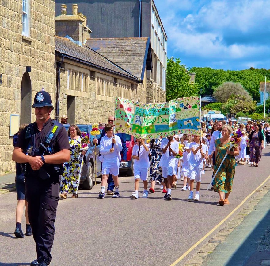 IOSPS1's tweet photo. Privileged to safely escort the @fiveislandsorg children to the crowning of their Queen of May 2025. Lots of singing and dancing on St Mary’s #ios #bestbeat #communitypolicing https://t.co/JK6an7oE1A