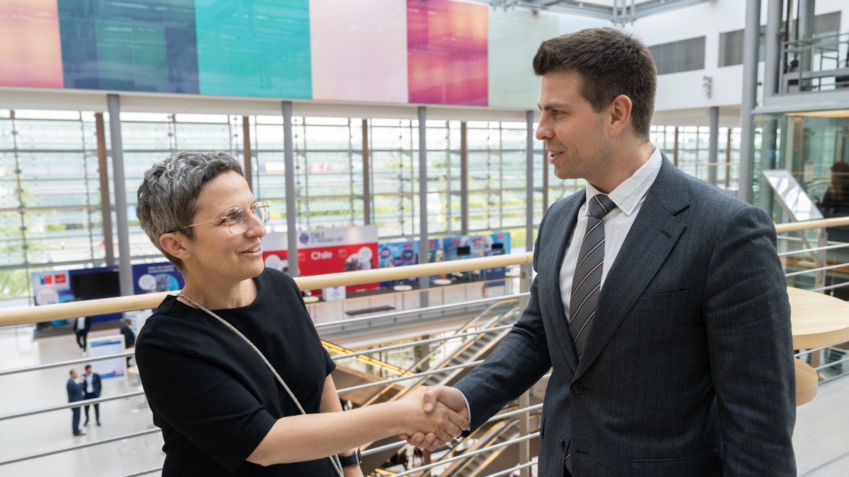 BMV's tweet image. 💡 Das #ITF25 ist eine zwischenstaatliche Organisation mit 69 Mitgliedsländern. Es fungiert als internationale Denkfabrik für #Verkehrspolitik &amp;amp; findet seit 17 Jahren jährlich in Leipzig statt. Mit dabei ist neben Verkehrsminister @PSchnieder auch Staatssekretärin Claudia Stutz.