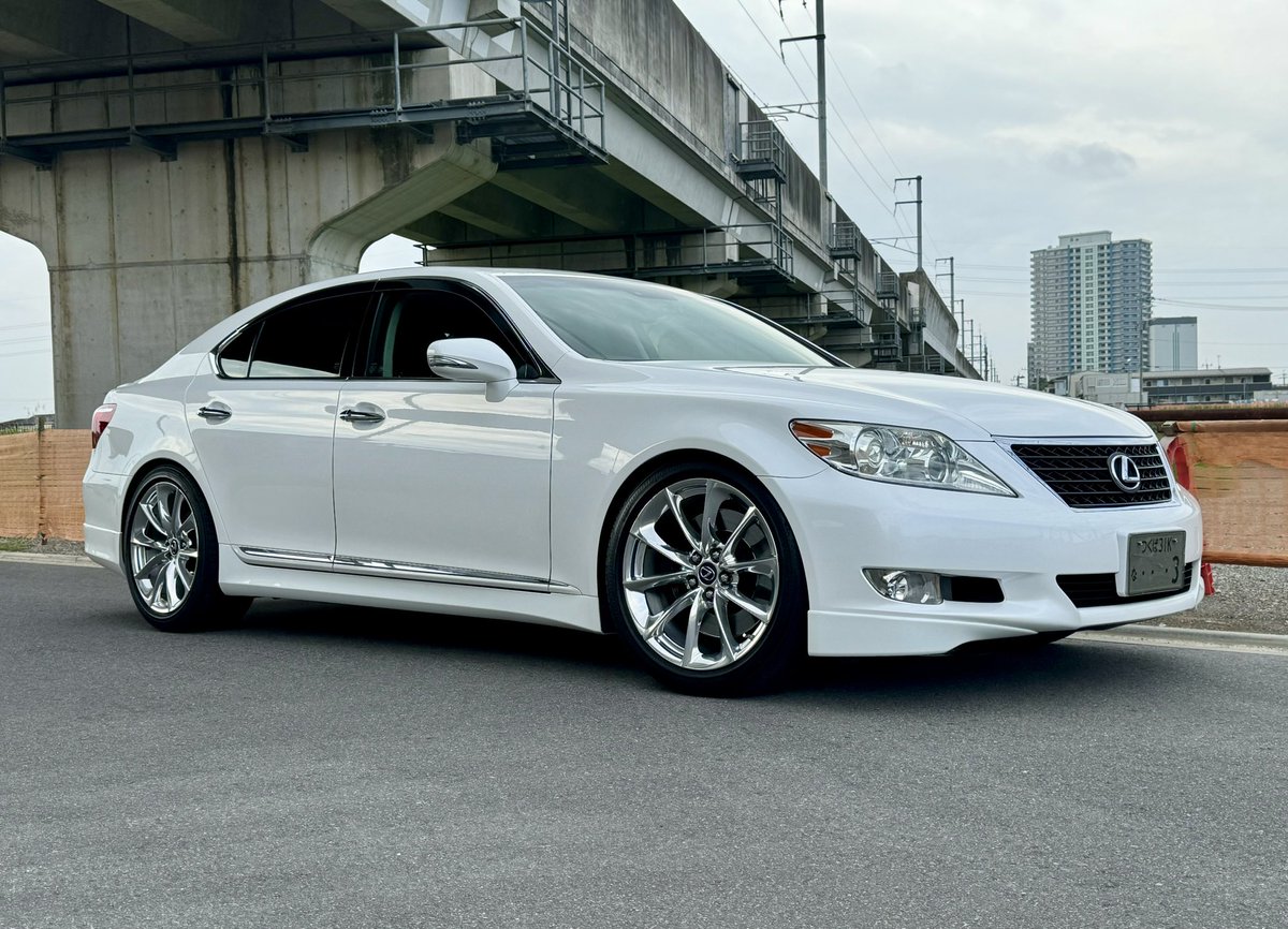 watashiahodesu2's tweet image. #私の愛車の簡単なスペック

LEXUS LS460
エンジン：1UR-FSE
排気量：4608cc
馬力：410馬力
トルク：54kg
車重：1980kg
燃費：街中7 高速13〜15 踏んでる時2
駆動方式：FR
ミッション：8AT
特徴：ECUチューンで最高出力25馬力トルク3キロアップ⤴️
メーター振り切る位には速い