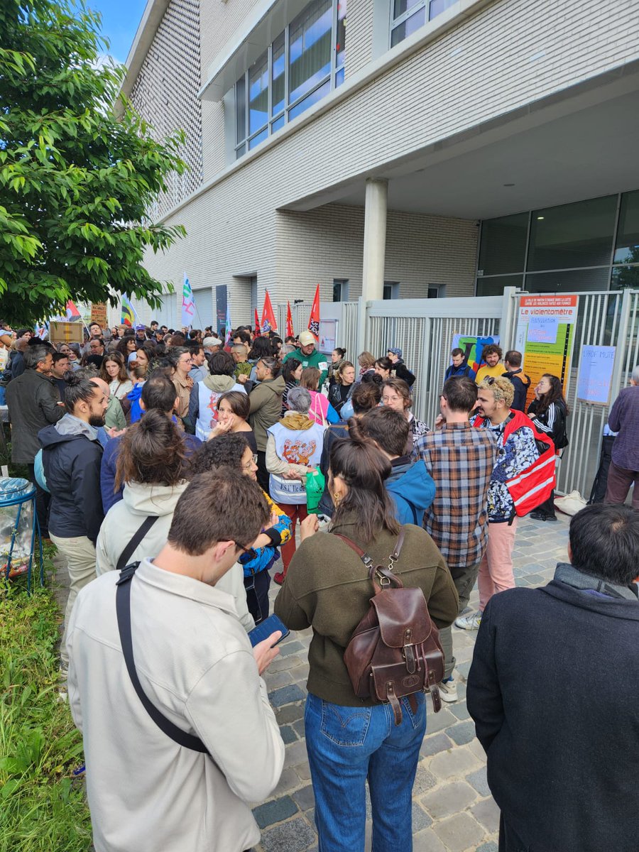 , 📣 A Pantin également, du monde devant le collège Jean Lolive contre la répression et les mutations forcées!