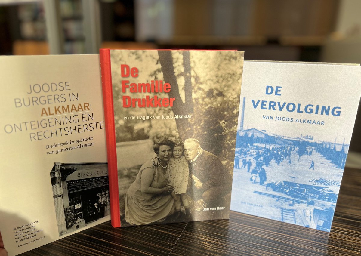 Voor iedereen die interesse heeft in de joodse gemeenschap van #Alkmaar rondom de Tweede Wereldoorlog. Drie uitgaven van het Regionaal Archief die te koop zijn in onze studiezaal en via bol.com.