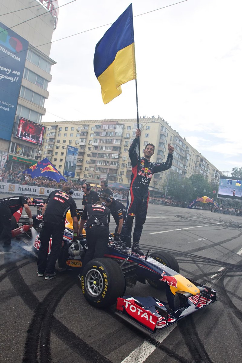 garagepeppers's tweet image. Даніель Рікардо за кермом боліда #RB7 на бульварі Лесі Українки в Києві. 2012 рік. Хто був?
#RedBull #F1 #Motorsport #Ukraine #Kyiv