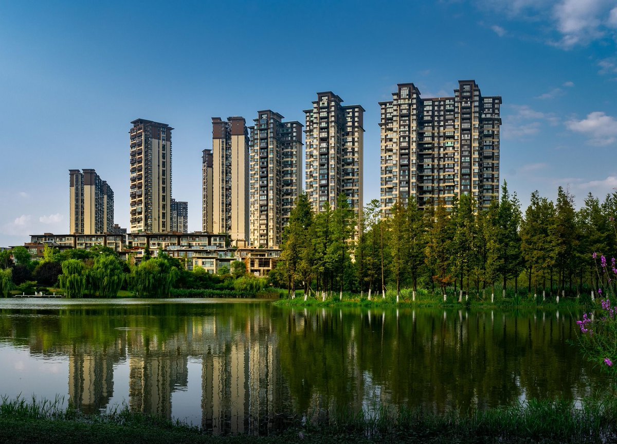 GoGuizhou's tweet photo. A province full of contrast! 🌆 https://t.co/1JI1svlfE8