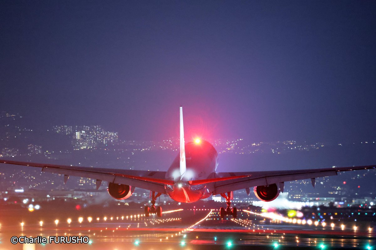どうも、JALの中の人です|･ω･)ﾉはろじゃる

宝石のようにキラキラと輝く空港✈️💎
夜のフライトならではの景色をお届け📸

皆さんの1日の疲れが
少しでも癒やされますように😌✨

今日もお疲れさまでした🍀

#JAL癒しの風景