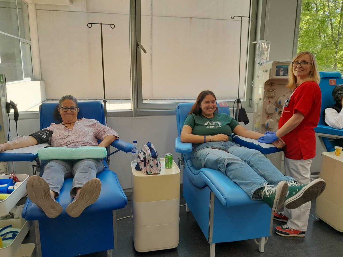 Madridonasangre's tweet photo. 💛 Almudena es donante habitual de plasma y Gabriela lo hace hoy por primera vez. Ambas son conscientes que con su donación están salvando vidas.

💛 En Madrid hay 6.000 pacientes que necesitan medicamentos fabricados con plasma para poder vivir.

💛 ¿Te unes al maratón? https://t.co/3ZrDhuDm2O