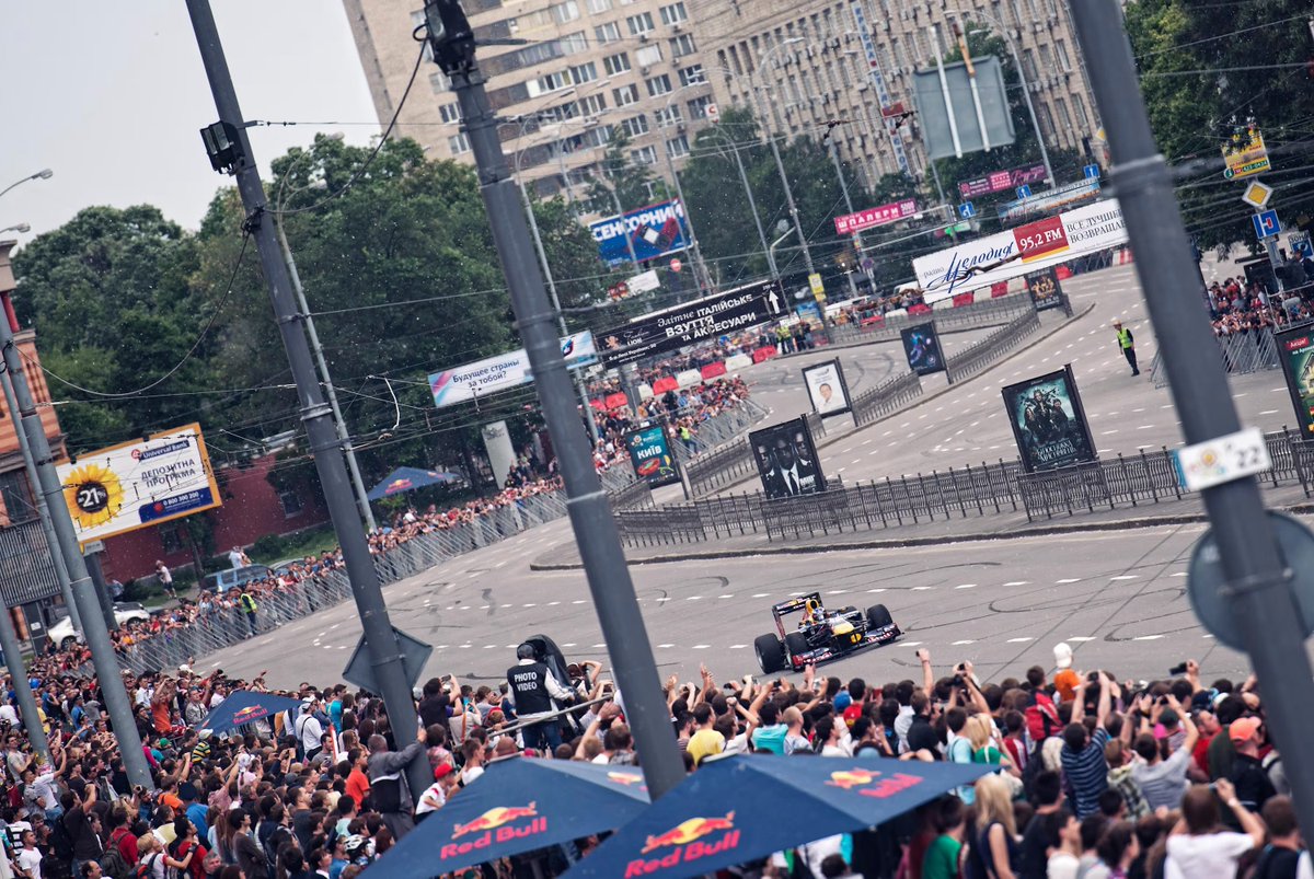 garagepeppers's tweet image. Даніель Рікардо за кермом боліда #RB7 на бульварі Лесі Українки в Києві. 2012 рік. Хто був?
#RedBull #F1 #Motorsport #Ukraine #Kyiv