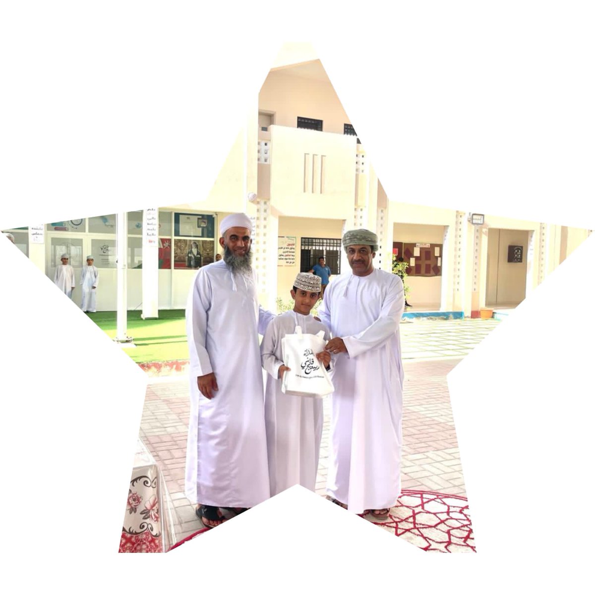 تكريم  الطالب خليفه بن سعيد المقبالي من الصف السابع أول ضمن مسابقة نجم الطابور الأسبوعية.