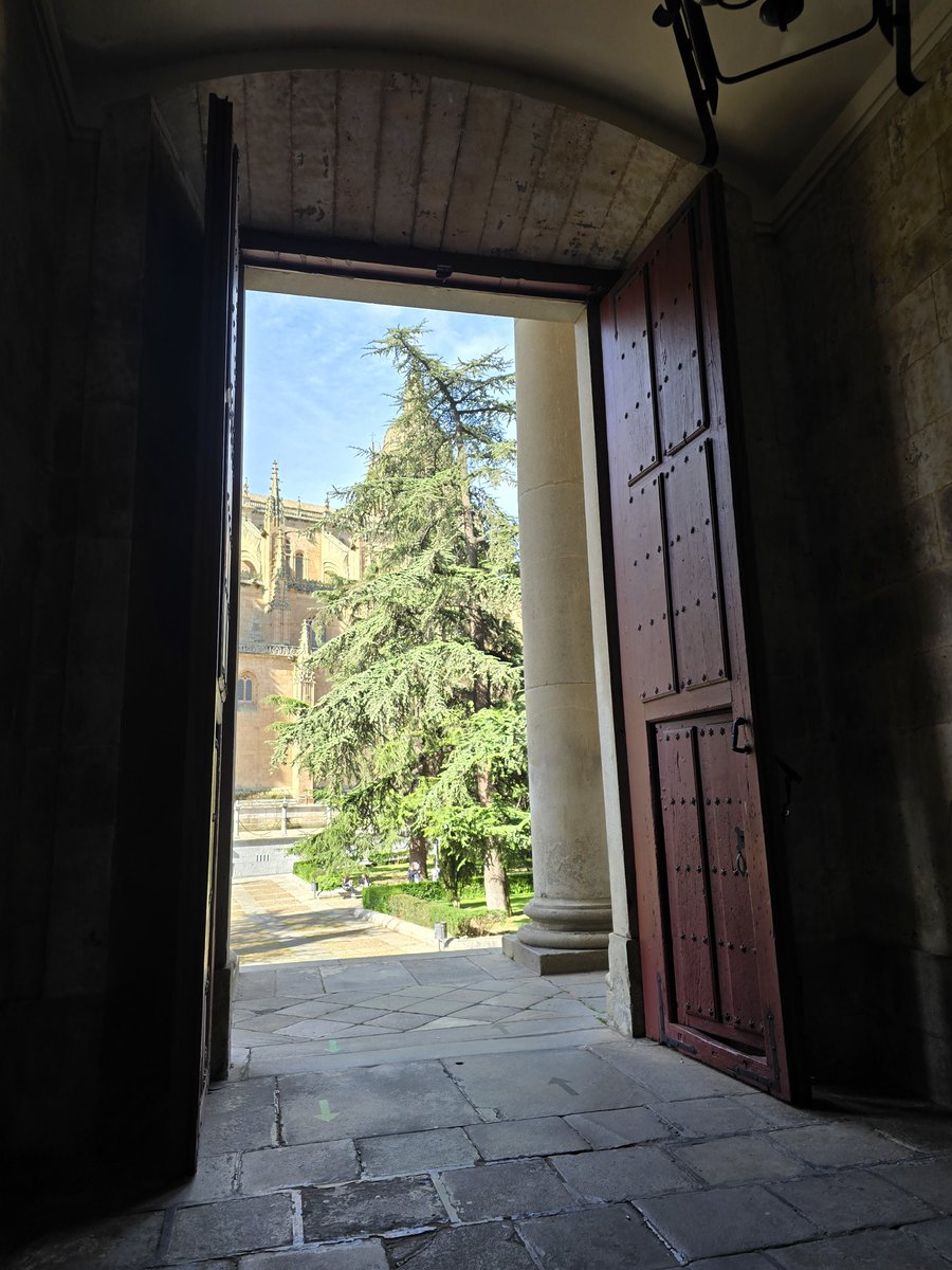 Mañana de mayo en la Facultad de Filología de la Universidad de Salamanca ☀️🩵