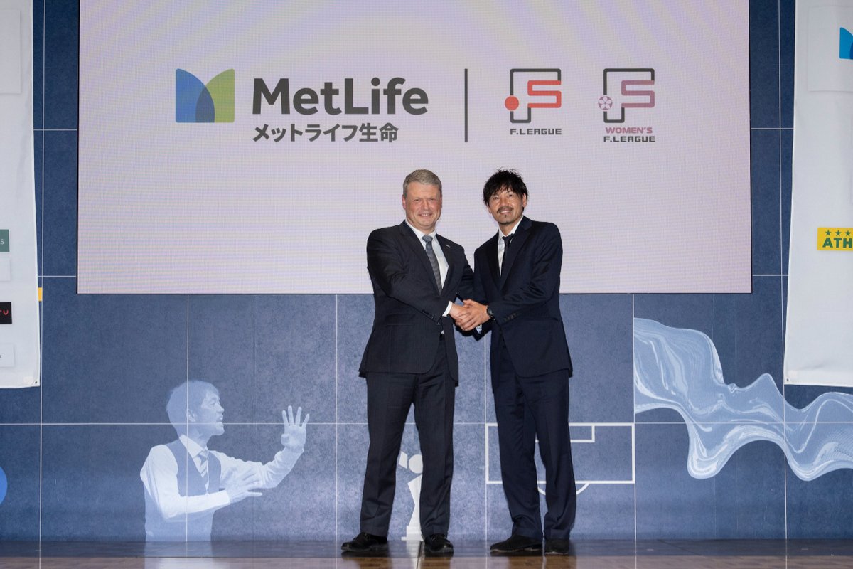 MetLifeJp's tweet photo. 📣 #メットライフ生命Ｆリーグ／#メットライフ生命女子Ｆリーグ キックオフカンファレンスが開催されました。
全32チーム代表選手が集結！メットライフ生命社長のディルク・オステインも出席し、タイトルパートナーとしてフットサルをさらに盛り上げ、ともに歩んでゆくことを発表しました。

今まで以上に試合を楽しんでいただき、Ｆリーグの魅力を実感いただけるよう、フットサルの試合を盛り上げる応援ハリセン👏を開幕全試合で配布いたします📯
いよいよ5月31日より開幕です⚽　ぜひ、会場へ足を運んでください！

🎫観戦チケットは公式サイトから🎫
https://t.co/fWXiD9TXrD
https://t.co/MUt2DFUM2L