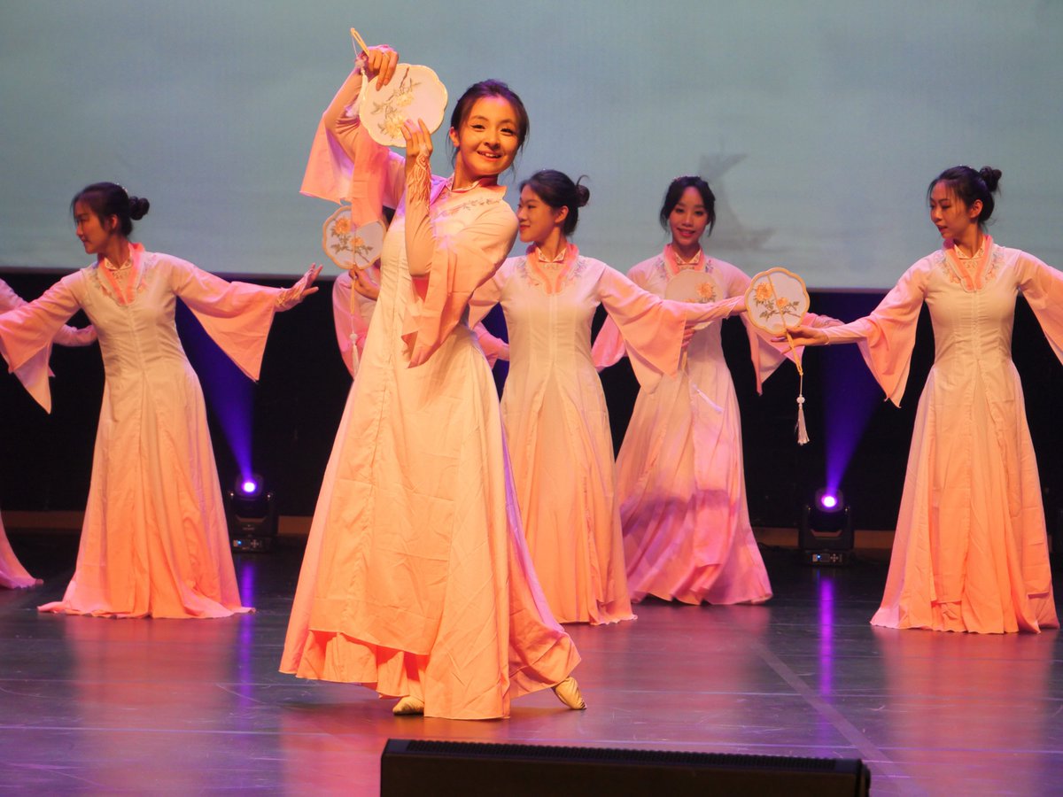 Art transcends borders🌟! The cultural exchanges tour by  #LZU sure dazzled folks in #Japan and #SouthKorea — blending Mogao Caves' celestial dances with Chinese martial arts from May 9 to 16📅.

🎤From renditions of "New Horse Racing" by Chinese erhu along to "Arirang" folk