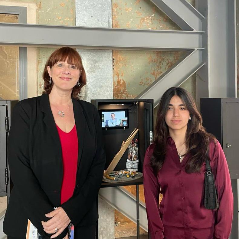 1/2 L’Ambassade du Canada est fière d’accueillir notre Ambassadrice d’un jour, Sarah Karout, qui est en dernière année à l’école Sainte Anne Besançon-Beyrouth.