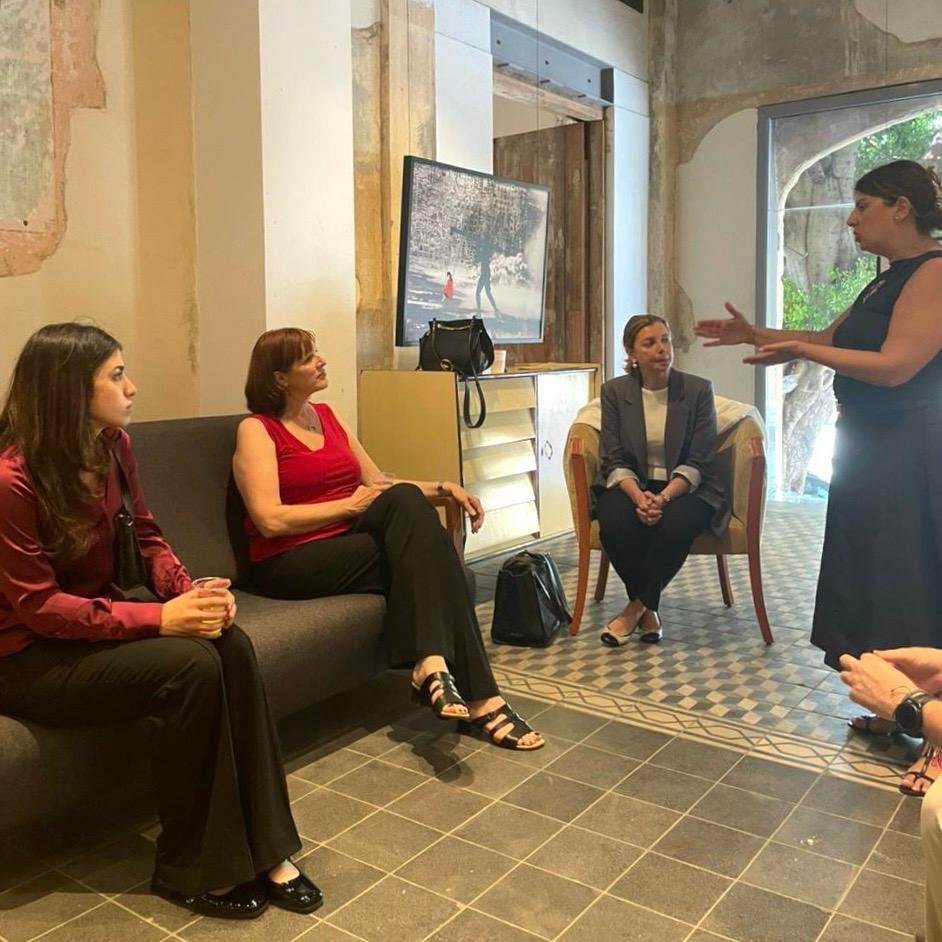 2/2 Sarah a débuté son programme pour la journée avec une visite à Beit Beirut où elle a pu en apprendre davantage sur le projet « Dealing with the Past » mis en œuvre par UNWomen, et au cours de laquelle elle a pu rencontrer des femmes bâtisseuses de paix.