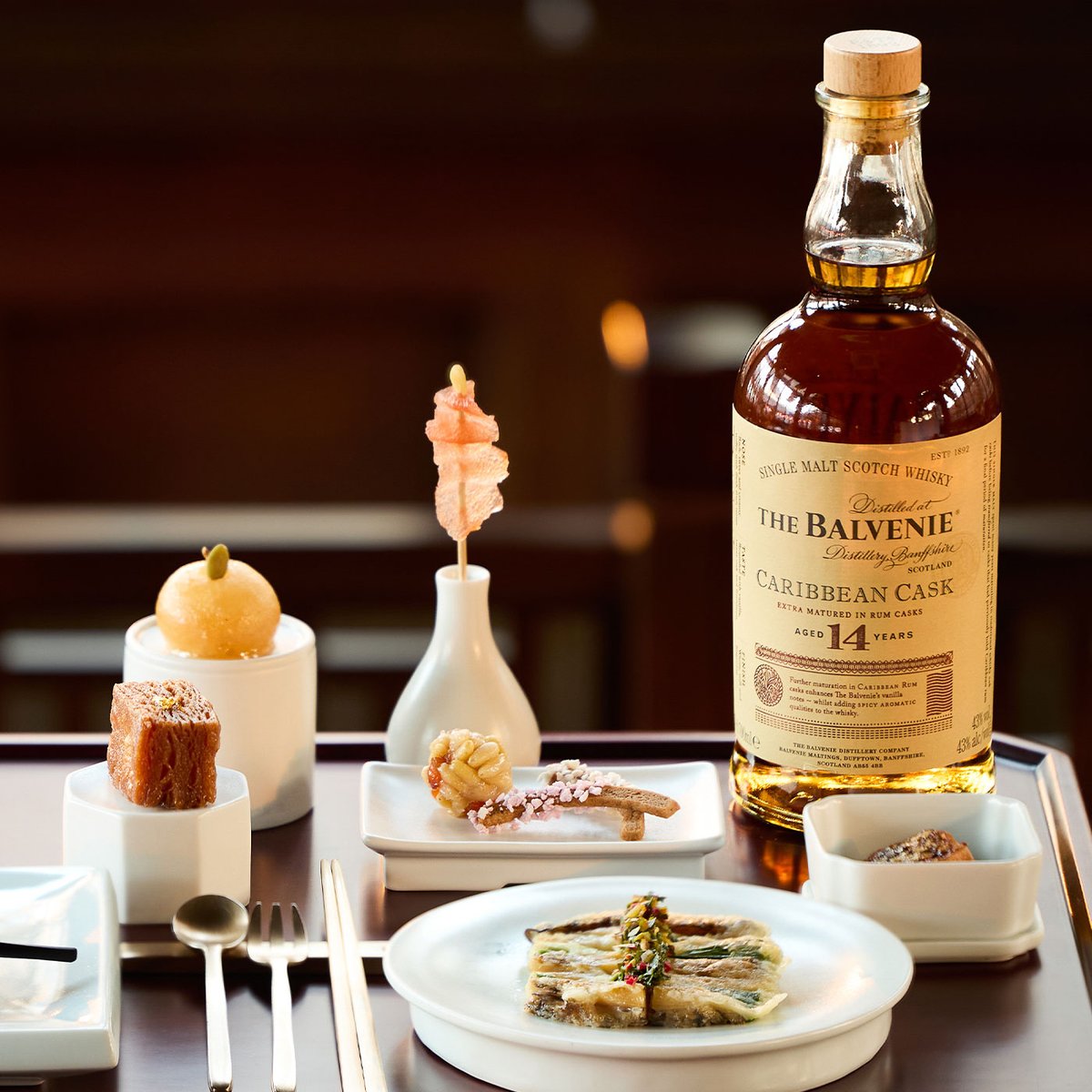 KHeritageAgency's tweet image. 전통의 섬세함 위에 #위스키 한 모금🥃
한국의집 밤의 고호재에 여러분을 초대합니다.
6월 한 달간, 달빛 가득한 한국의집 소화당에서 프리미엄 궁중다과와 발베니의 조화로운 페어링 코스를 경험해 보세요.🥰
🥂 한국의집 #고호재 X #발베니 스페셜 다과상 소개 및 예약 안내 :…