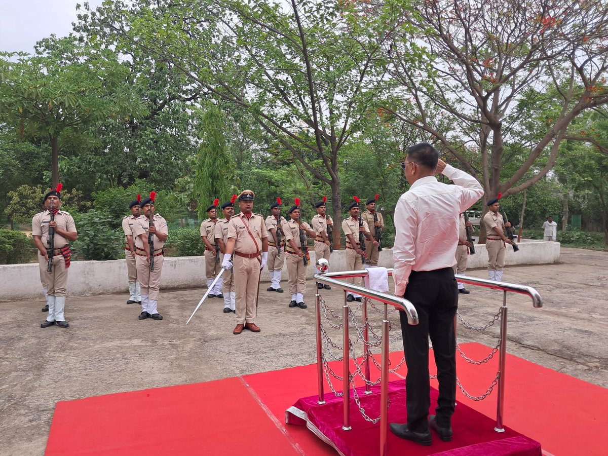 IPRD Palamu Commissionary (@iprdpalamu) on Twitter photo प्रमंडलीय आयुक्त श्री अंजनी कुमार मिश्रा (भा.प्र.से.) को #पलामू के प्रमंडलीय कार्यालय पहुंचने पर दिया गया गार्ड ऑफ ऑनर।
<a href="/HemantSorenJMM/">Hemant Soren</a>
<a href="/JharkhandCMO/">Office of Chief Minister, Jharkhand</a>
<a href="/prdjharkhand/">IPRD Jharkhand</a>
<a href="/DIGPalamau/">DIG Palamau</a>
<a href="/DC_Palamu/">DC Palamu</a>
<a href="/dc_garhwa/">DC GARHWA</a>
<a href="/LateharDistrict/">DC Latehar</a>
<a href="/CBCDaltonganj/">CBC Daltonganj (सूचना एवं प्रसारण मंत्रालय) 🇮🇳</a>
<a href="/prdpalamu/">PRD,Palamu</a>
<a href="/iprd_garhwa/">IPRD GARHWA</a>
<a href="/IprdPalamu/">IPRD Palamu Commissionary</a> प्रमंडलीय आयुक्त श्री अंजनी कुमार मिश्रा (भा.प्र.से.) को #पलामू के प्रमंडलीय कार्यालय पहुंचने पर दिया गया गार्ड ऑफ ऑनर।
<a href="/HemantSorenJMM/">Hemant Soren</a>
<a href="/JharkhandCMO/">Office of Chief Minister, Jharkhand</a>
<a href="/prdjharkhand/">IPRD Jharkhand</a>
<a href="/DIGPalamau/">DIG Palamau</a>
<a href="/DC_Palamu/">DC Palamu</a>
<a href="/dc_garhwa/">DC GARHWA</a>
<a href="/LateharDistrict/">DC Latehar</a>
<a href="/CBCDaltonganj/">CBC Daltonganj (सूचना एवं प्रसारण मंत्रालय) 🇮🇳</a>
<a href="/prdpalamu/">PRD,Palamu</a>
<a href="/iprd_garhwa/">IPRD GARHWA</a>
<a href="/IprdPalamu/">IPRD Palamu Commissionary</a>