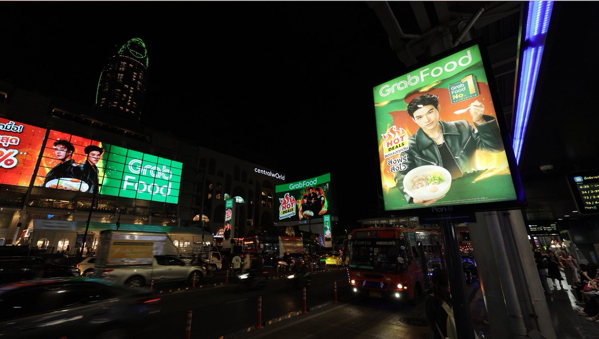 planbmedia_pcl's tweet image. GrabFood ยกระดับความฟิน! 🌟 เปิดตัว 4 หนุ่มสุดฮอต “เจมีไนน์-โฟร์ท-สกาย-นานิ” ในฐานะ Friends of Grab พร้อมยึดทุกหัวใจทั่วกรุงผ่านสื่อนอกบ้าน
แฟนคลับห้ามพลาด! ใครเจอป้ายที่ไหน แชร์ด่วน 📸💚
#GrabFood #GrabTH #GrabFoodHotDealsxSkyNani #GeminiFourth #อิมินาสกายนานิ
