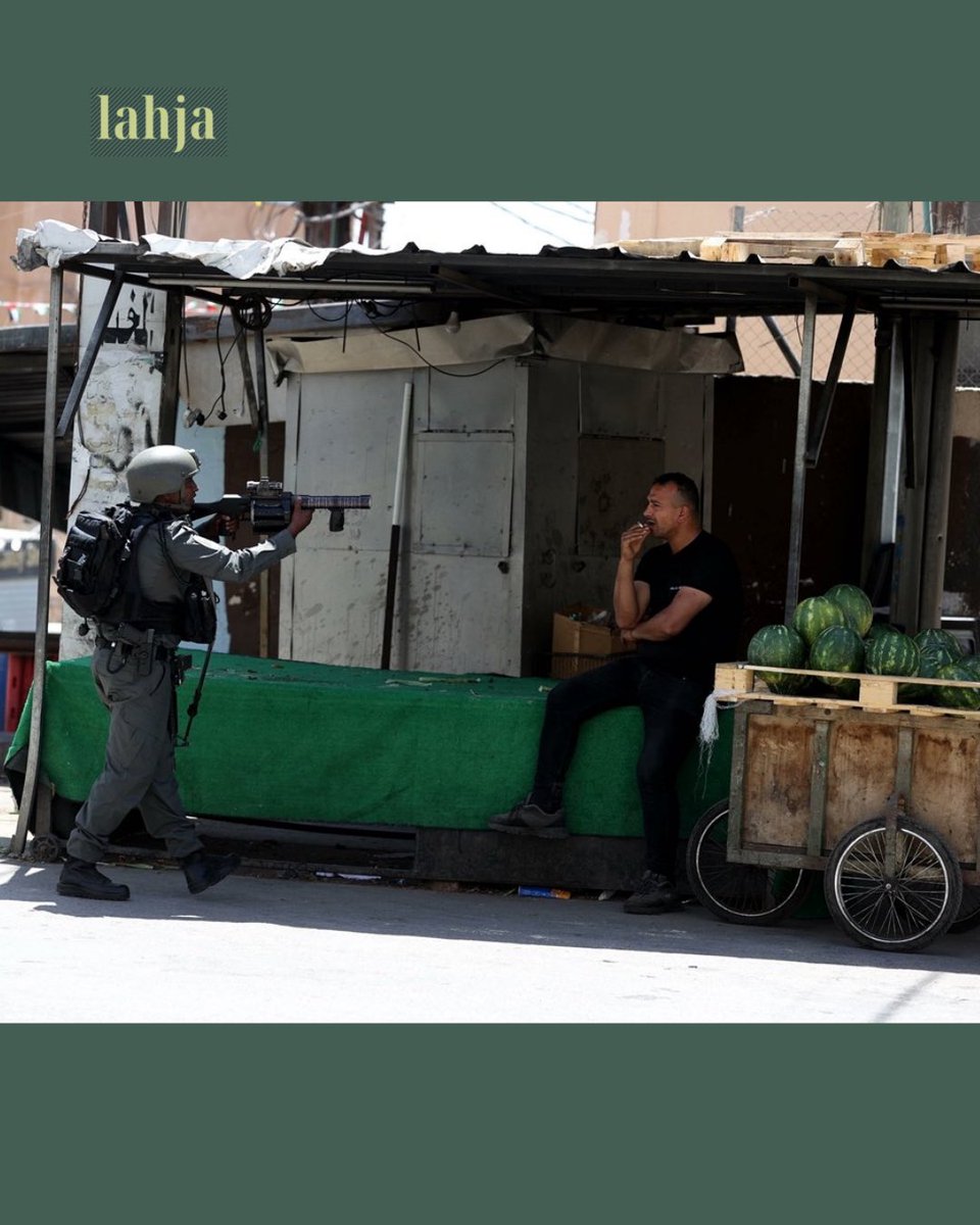 Filistinli karpuzcunun vatanı belli. Karpuzun da🍉

İşgal altındaki Barı Şeria’da karpuz tezgahında oturan Filistinli bir adama İsrailli bir asker silah doğrultuyor.