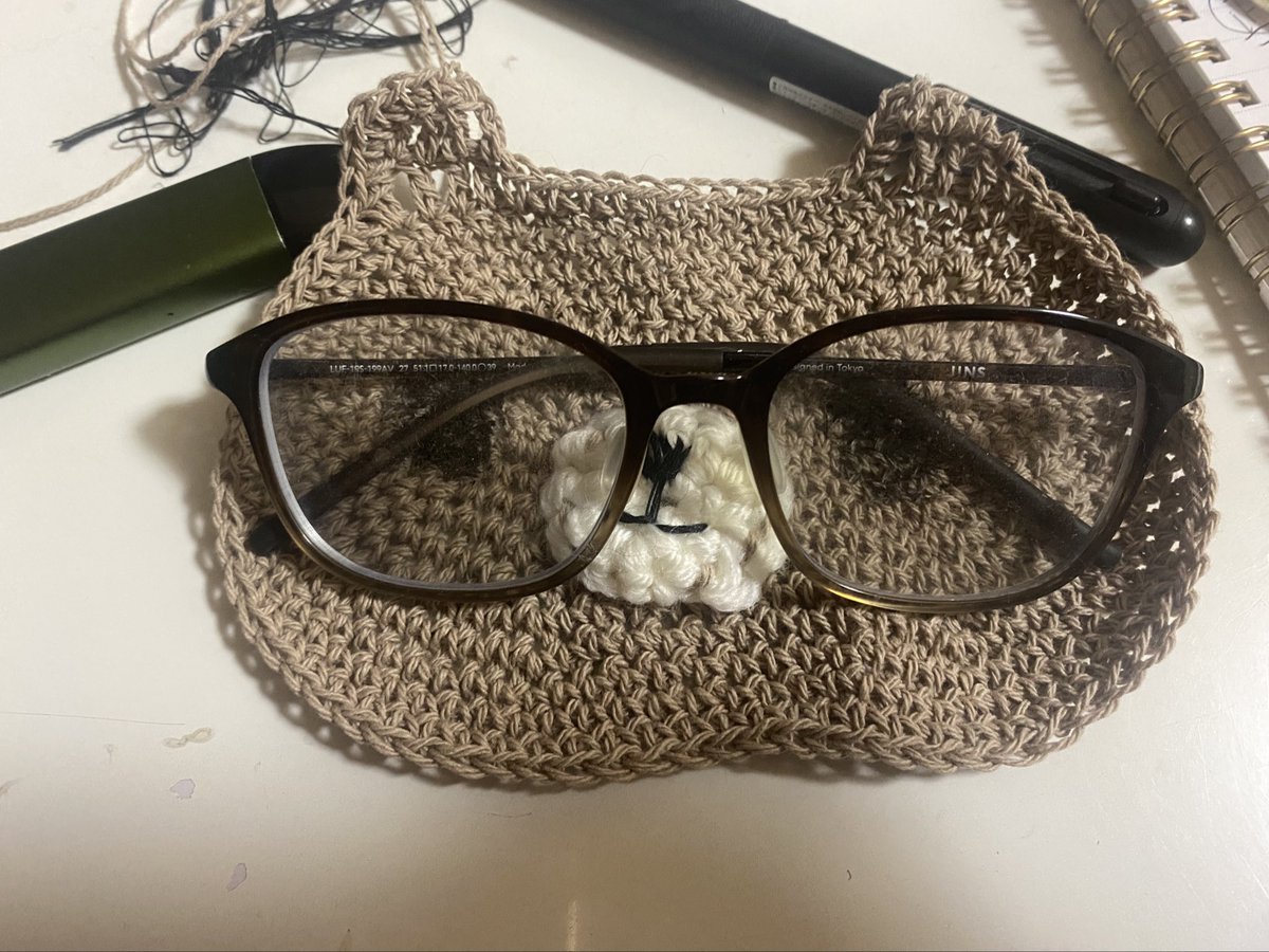 旦那のサングラス起き気ままに作った
黒目はマッキーで書いた
丸の刺繍できひんの辛い
 #編み物好きさんと繋がりたい 
 #編み物
 #メガネ置き