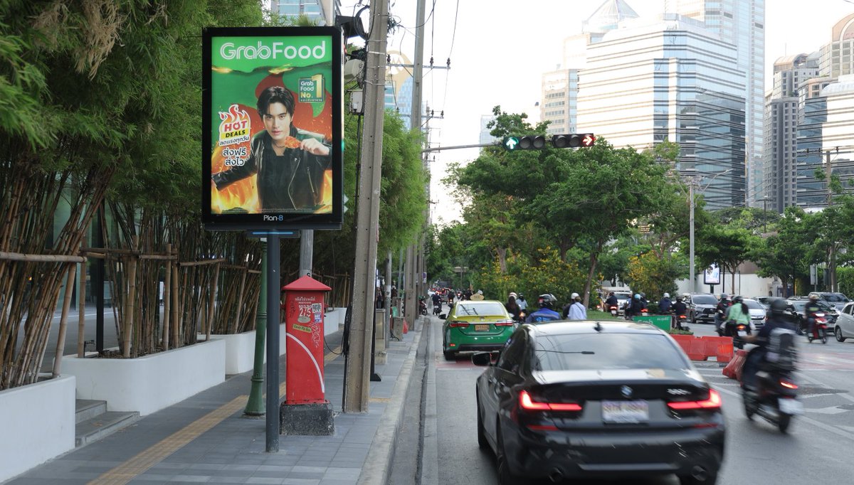 planbmedia_pcl's tweet image. GrabFood ยกระดับความฟิน! 🌟 เปิดตัว 4 หนุ่มสุดฮอต “เจมีไนน์-โฟร์ท-สกาย-นานิ” ในฐานะ Friends of Grab พร้อมยึดทุกหัวใจทั่วกรุงผ่านสื่อนอกบ้าน
แฟนคลับห้ามพลาด! ใครเจอป้ายที่ไหน แชร์ด่วน 📸💚
#GrabFood #GrabTH #GrabFoodHotDealsxSkyNani #GeminiFourth #อิมินาสกายนานิ
