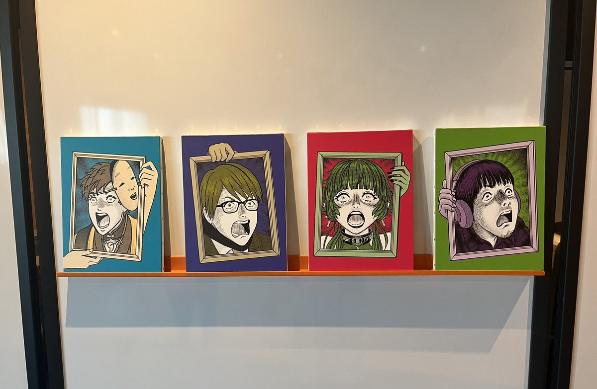 ◤伊藤潤二×ホラゲガチ勢コラボグッズ受注受付中◢

ホラゲガチ勢さんのグッズカッコ良過ぎてキャンバスアートをオフィスに並べてみました！大迫力👀✨✨
一気にお部屋が美術館に🖼🌸
4人に見守られながらお仕事頑張ります🔥

✅受注受付期間：6/2(月)19:00まで！
oshibaco.com/Creator/Detail…

#伊藤潤二