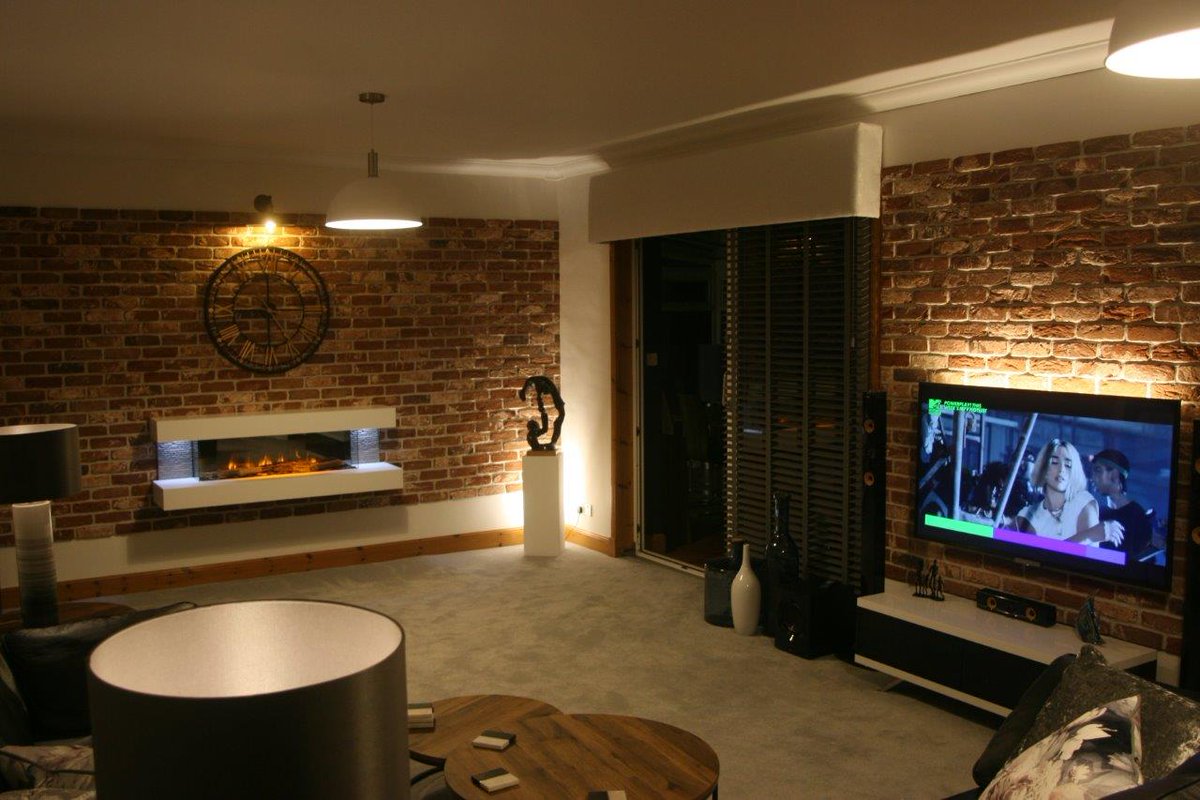 We love a good bit of mood lighting! Makes the Brick Slips POP! 💥
.
.
.
#prodesign #livingroom #cosy #interiordesign #industriallighting #kitchendesign #kitchenisland #livingrooms #brickslips #bricktiles #exposedbrick