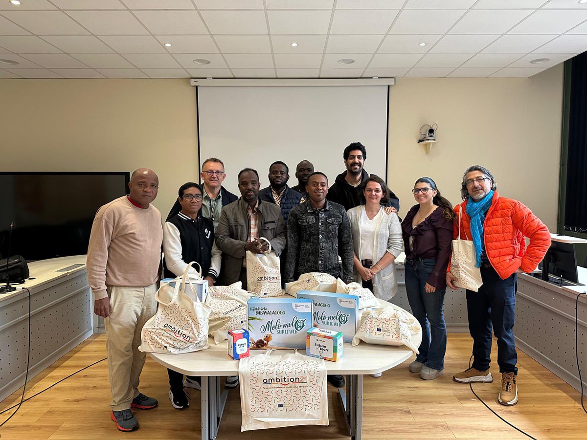 Présentation du projet européen #FSE+ #Ambition21 et des jeux pédagogiques pour sensibiliser au #BUN, à l'#EMI, à l'#IntelligenceArtificielle... aux enseignants 🇧🇫🇧🇷🇲🇬🇹🇬🇩🇿🇹🇳🇸🇳 #AEFE en visite en France, ici au lycée Henri Loritz, Nancy.
#numérique
#NumériqueÉducatif