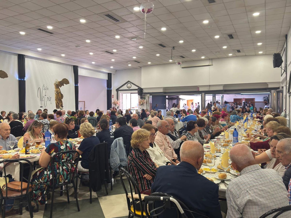 La 29ª Jornada “CON-VIVIENDO” reunió en Campillo de Arenas a 250 personas de los municipios que conforman la ZBSS de Huelma en un emotivo encuentro de convivencia, homenajes y agradecimientos. Agradecemos al personal de los diferentes ayuntamiento y de la <a href="/dipujaen/">Diputación de Jaén</a> por asistir.