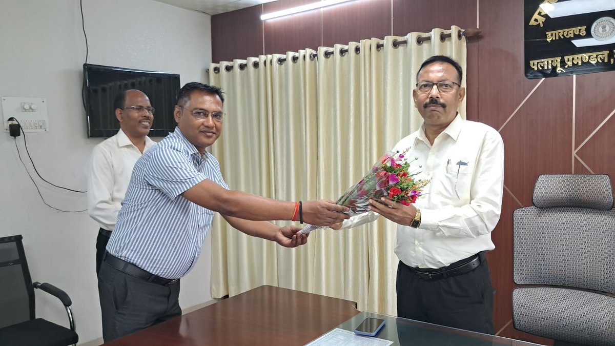 IPRD Palamu Commissionary (@iprdpalamu) on Twitter photo प्रमंडलीय आयुक्त श्री अंजनी कुमार मिश्रा (भा.प्र.से.) को उनके सचिव बिजय वर्मा एवं क्षेत्रीय परिवहन प्राधिकार,#पलामू के सचिव मनीष कुमार ने किया स्वागत।
<a href="/HemantSorenJMM/">Hemant Soren</a>
<a href="/JharkhandCMO/">Office of Chief Minister, Jharkhand</a>
<a href="/prdjharkhand/">IPRD Jharkhand</a>
<a href="/DIGPalamau/">DIG Palamau</a>
<a href="/DC_Palamu/">DC Palamu</a>
<a href="/dc_garhwa/">DC GARHWA</a>
<a href="/LateharDistrict/">DC Latehar</a>
<a href="/CBCDaltonganj/">CBC Daltonganj (सूचना एवं प्रसारण मंत्रालय) 🇮🇳</a>
<a href="/IprdPalamu/">IPRD Palamu Commissionary</a> प्रमंडलीय आयुक्त श्री अंजनी कुमार मिश्रा (भा.प्र.से.) को उनके सचिव बिजय वर्मा एवं क्षेत्रीय परिवहन प्राधिकार,#पलामू के सचिव मनीष कुमार ने किया स्वागत।
<a href="/HemantSorenJMM/">Hemant Soren</a>
<a href="/JharkhandCMO/">Office of Chief Minister, Jharkhand</a>
<a href="/prdjharkhand/">IPRD Jharkhand</a>
<a href="/DIGPalamau/">DIG Palamau</a>
<a href="/DC_Palamu/">DC Palamu</a>
<a href="/dc_garhwa/">DC GARHWA</a>
<a href="/LateharDistrict/">DC Latehar</a>
<a href="/CBCDaltonganj/">CBC Daltonganj (सूचना एवं प्रसारण मंत्रालय) 🇮🇳</a>
<a href="/IprdPalamu/">IPRD Palamu Commissionary</a>