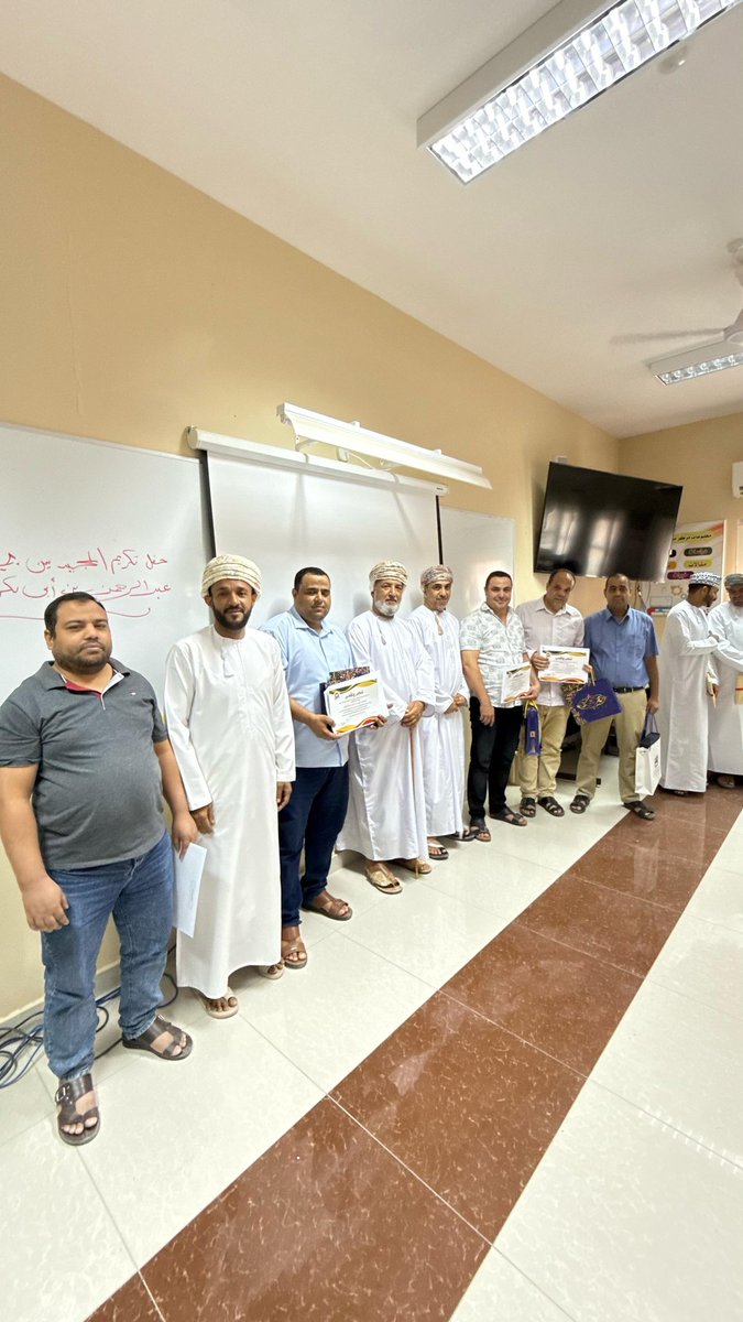 كرّمت إدارة المدرسة أسرتي العلوم والرياضيات ، تقديرًا لجهودهم المبذولة في المسابقات المختلفة ، ولا سيما في مسابقة أولمبياد العلوم والرياضيات للناشئين ، التي أثمرت عن تحقيق نتائج مشرفة تعكس تميزهم.
قدم الحفل وأداره أ. سالم سلوم الشكيري
#تعليمية_شمال_الشرقية
#تعلم_مستدام